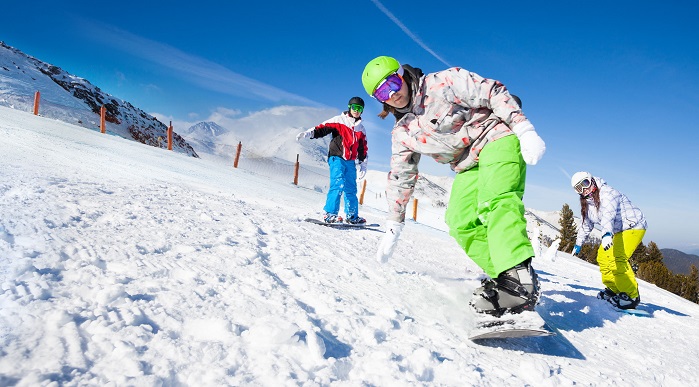 Chica aprendido hacer snowboard 