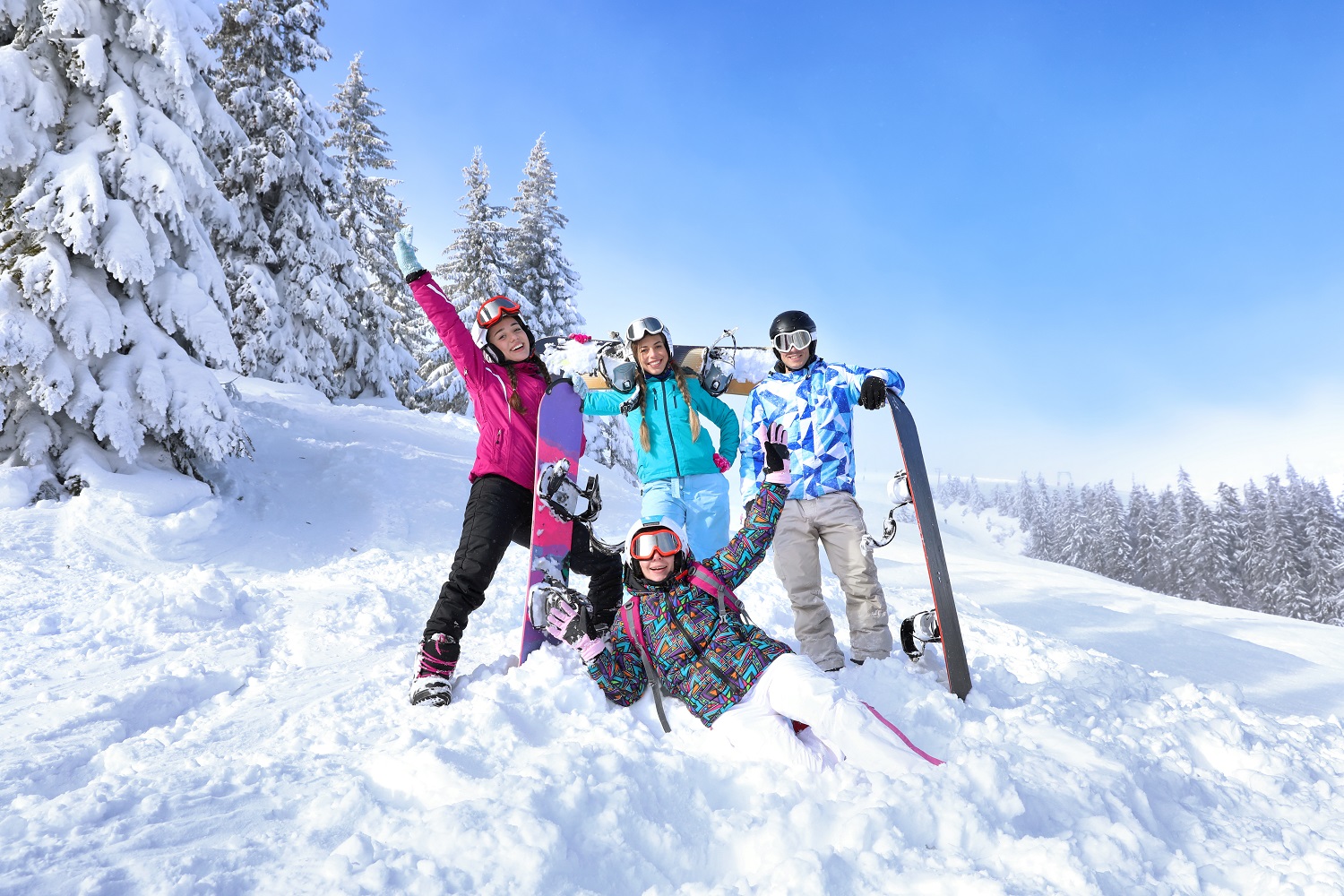 Grupo de esquiadoras posando en la nieve 