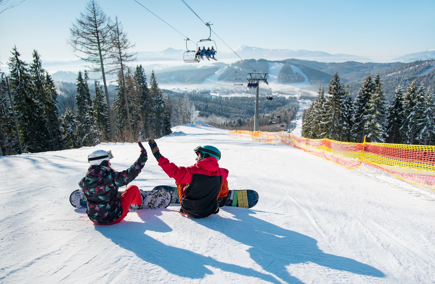 Dos esquiadores dandose la mano en las pistas de esquí
