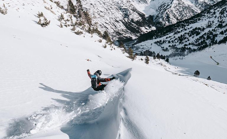 Chico haciendo en snowboard en Ordino 