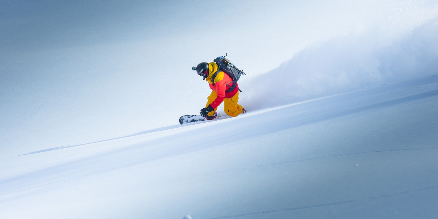 Snowboarder haciendo freeride