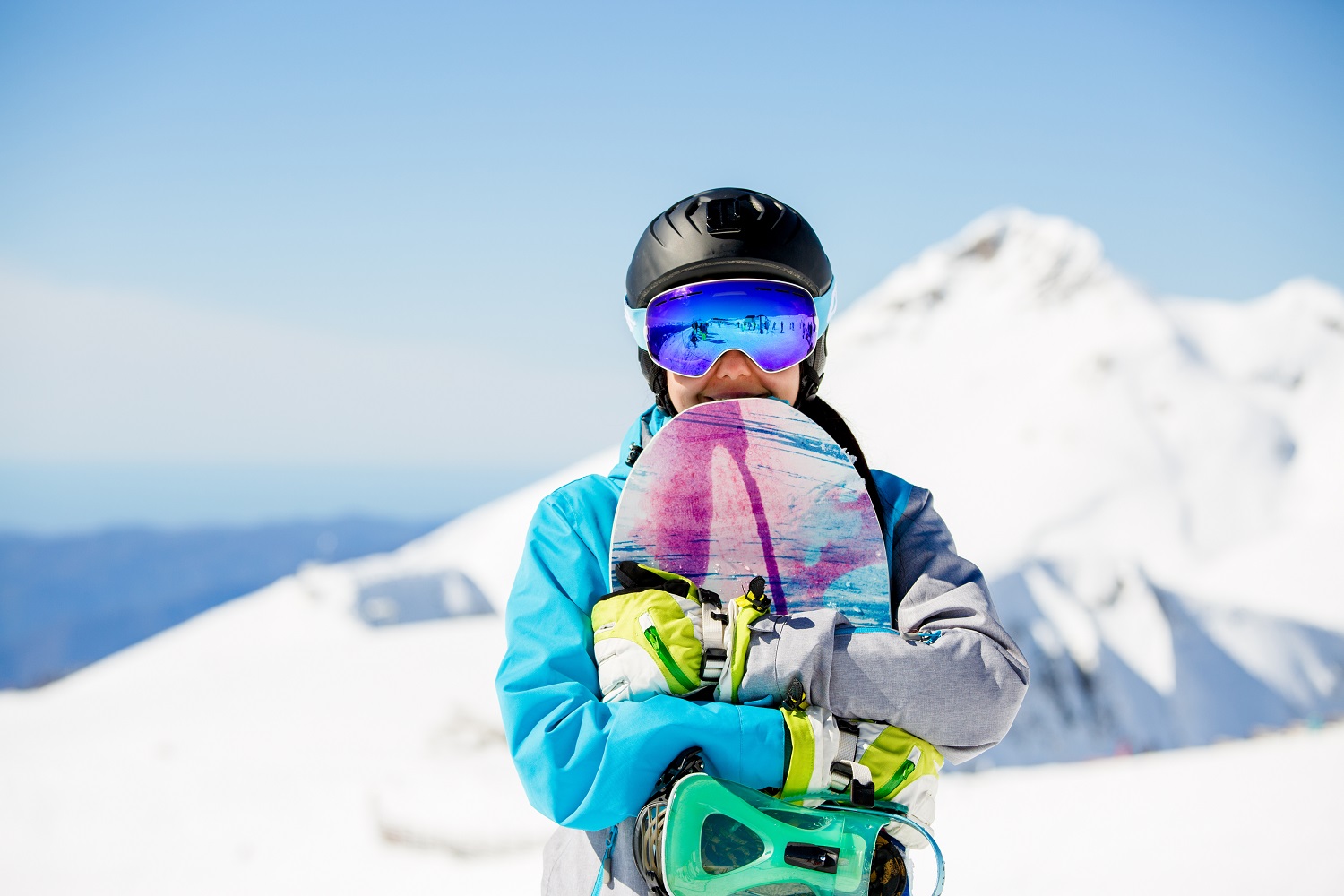 Chica abrazando su tabla de snowboard