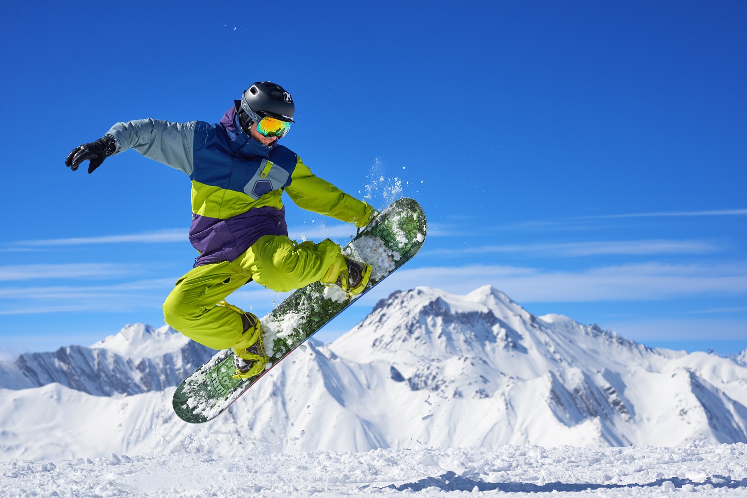 Salto con tabla de snowboard
