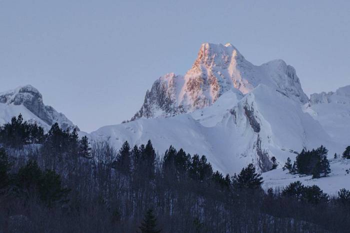 Un atardecer detrás de las montañas de Candanchú
