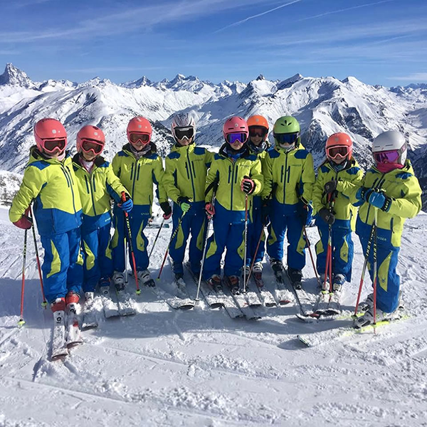 Un grupo de niños esquiando en Candanchú 