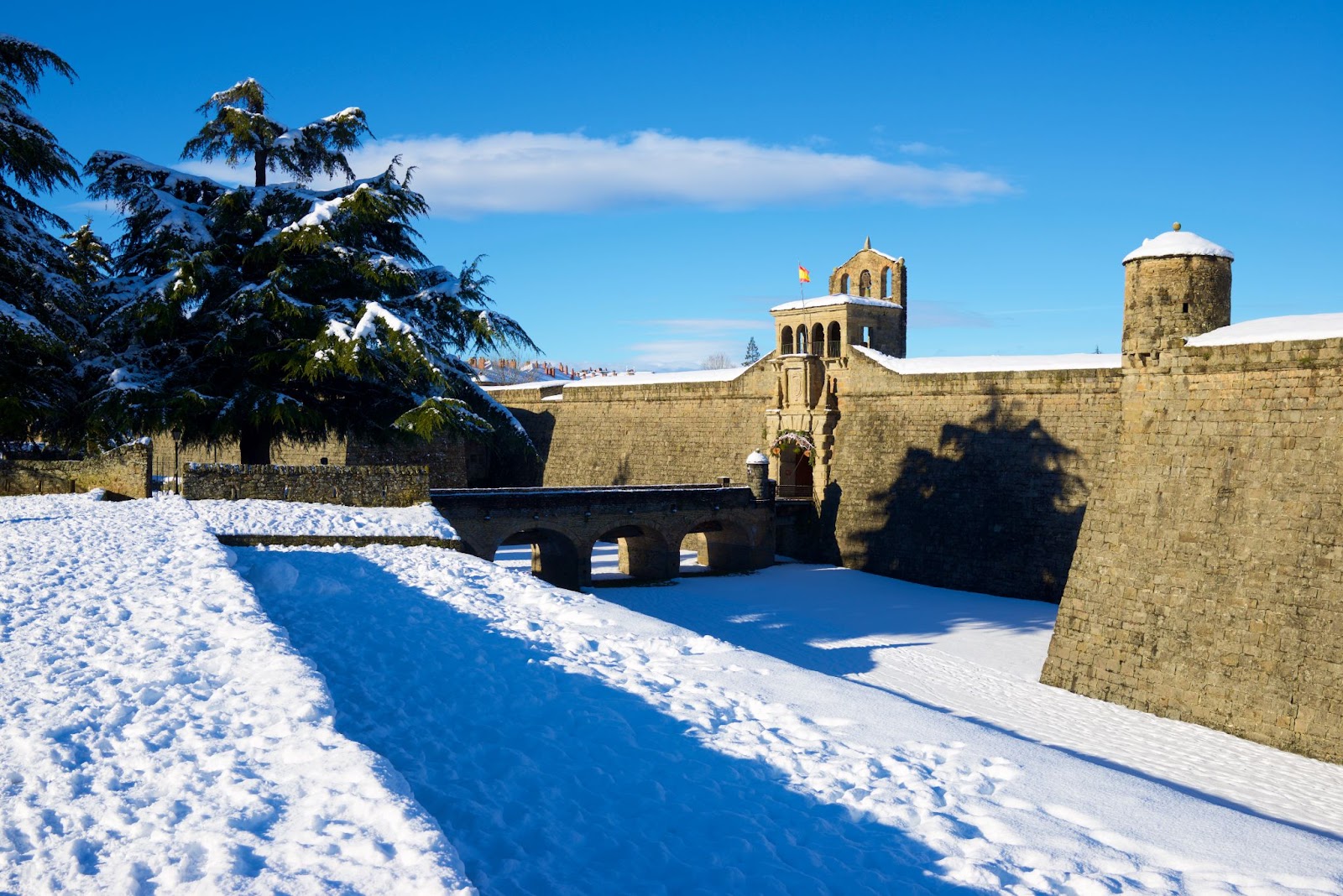 Ciudadela de Jaca completamente nevada 