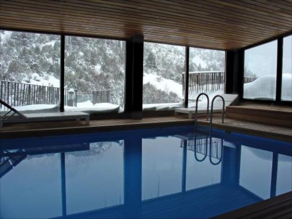 El Spa con un fondo nevado del Hotel Santa Cristina Petit Spa