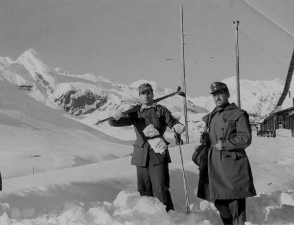 Foto en blanco y negro con probablemente algunos de los primeros esquiadores de Candanchú