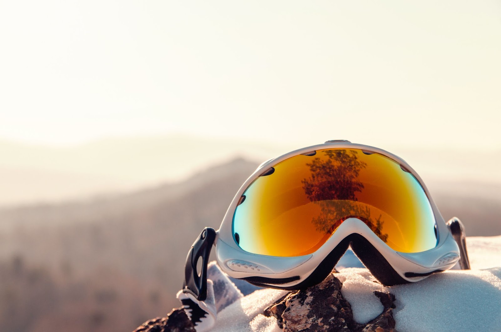 Mujer En Gafas De Esquí, Que Reflejan Las Montañas. Fotos