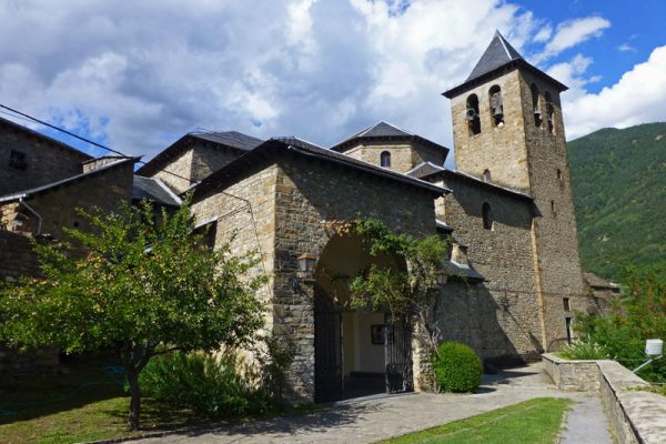 Iglesia de San Salvador, que es el principal monumento de Torla-Ordesa  