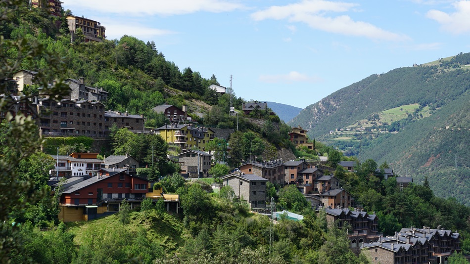 Pueblo Aixirivall en Andorra camuflado en la montaña 
