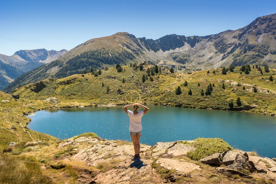 Paisaje montañoso y con lago en Andorra