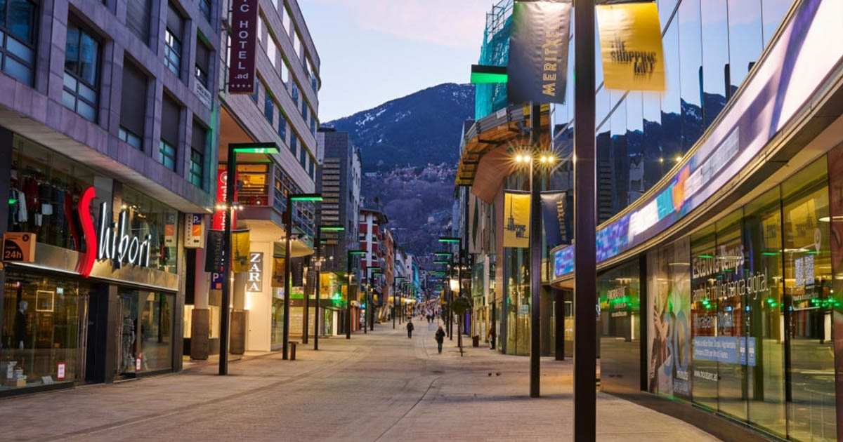 Calle peatonal de tiendas en Andorra