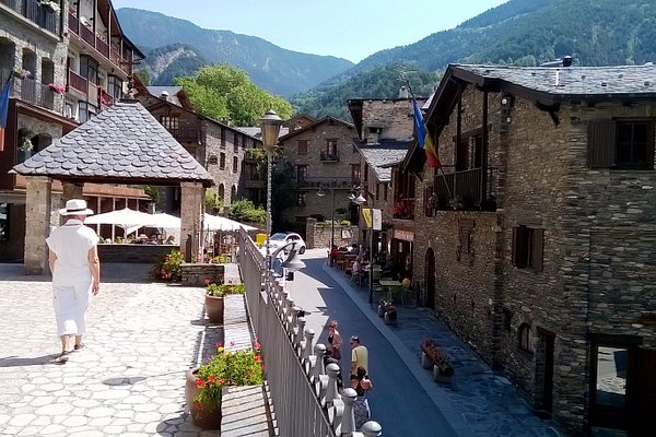 Calle y casas tradicionales de Ansalonga, Andorra 