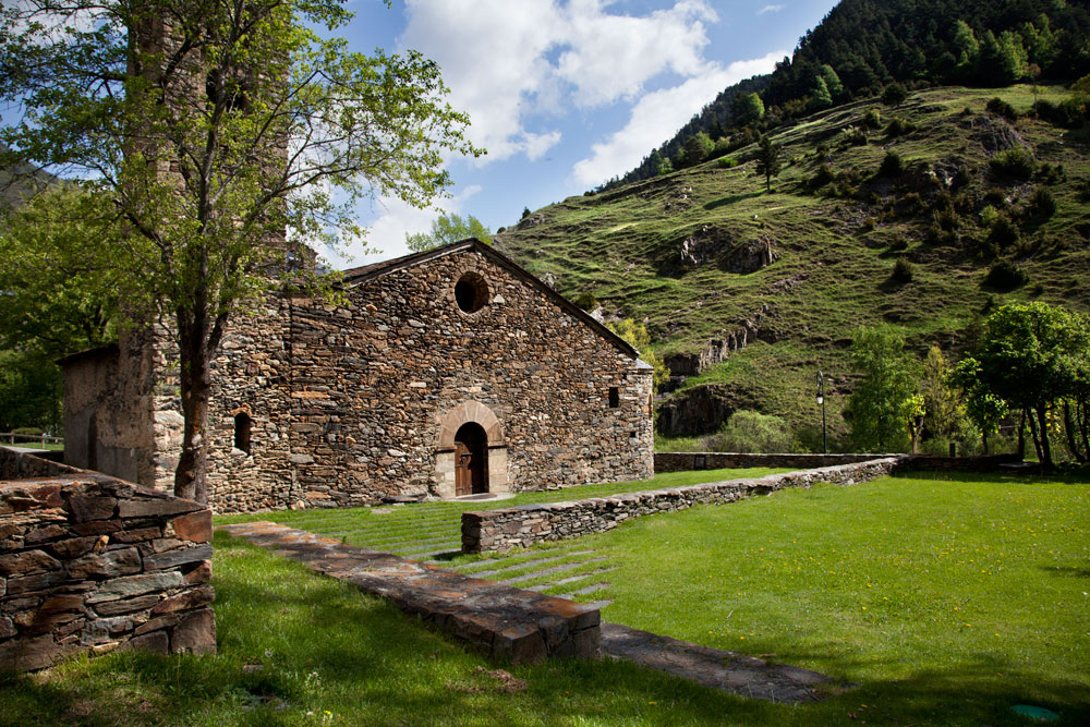 Iglesia románica de Sant Martí de la Cortinada en El Serrat, Andorra