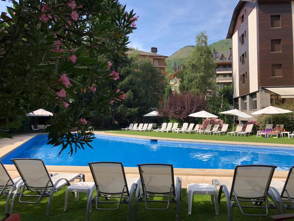 Los jardines de la piscina del Hotel Pessets & Spa 4*