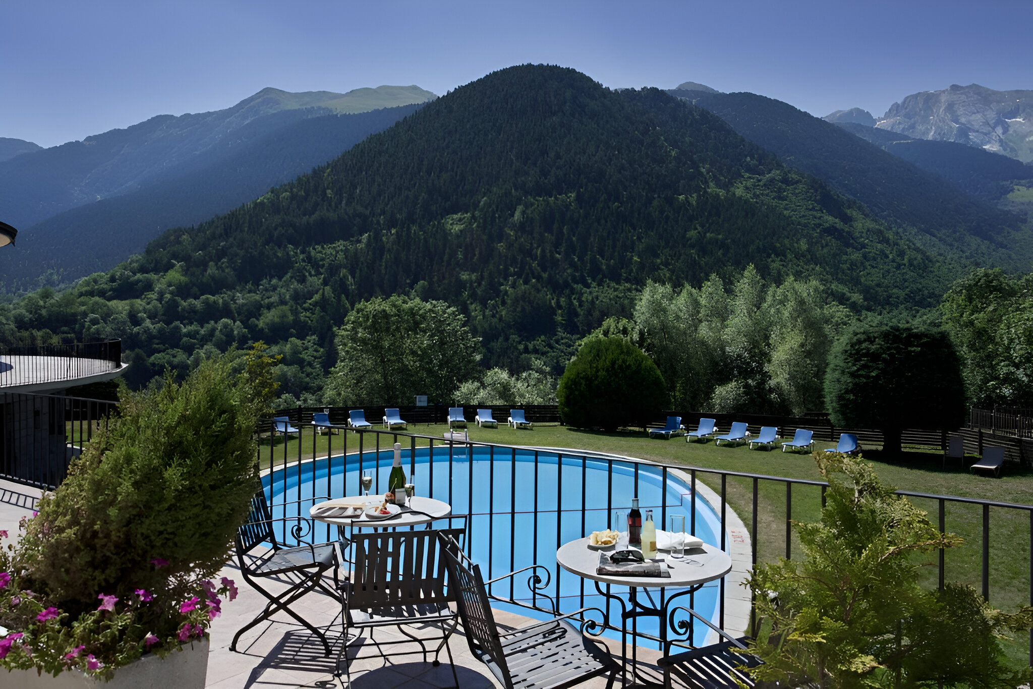 La terraza con vistas a la montaña y la psicina del Hotel Parador De Vielha