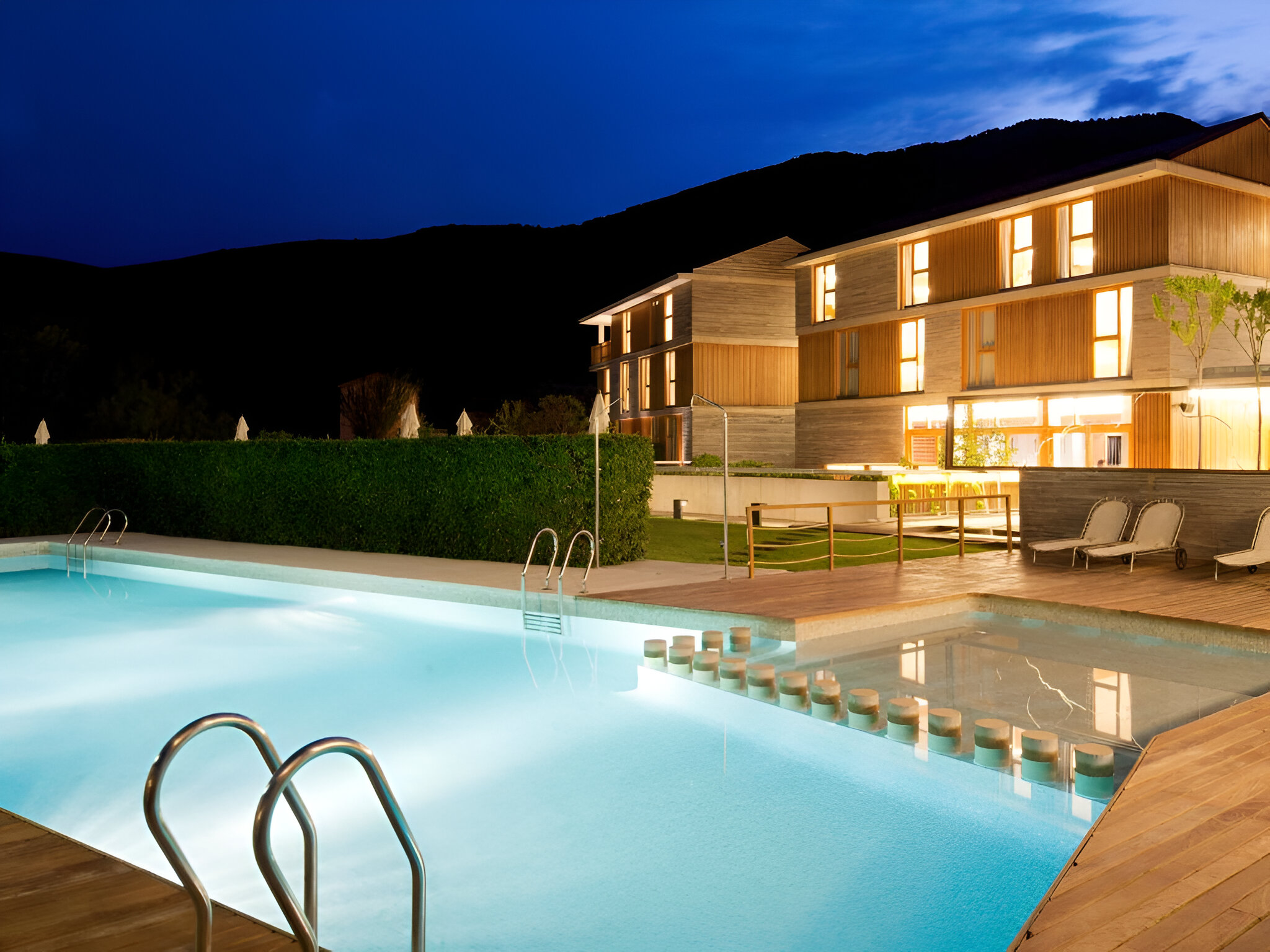 La piscina de noche del Hotel Tierra de Biescas 