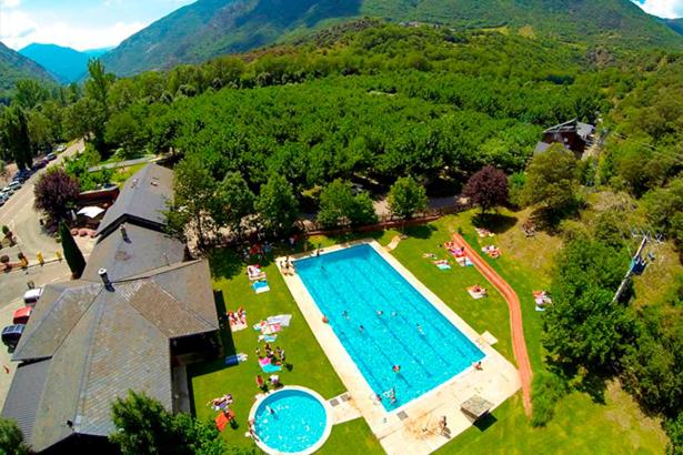 Pisicna rodeada de naturaleza en el Camping La Borda del Pubill