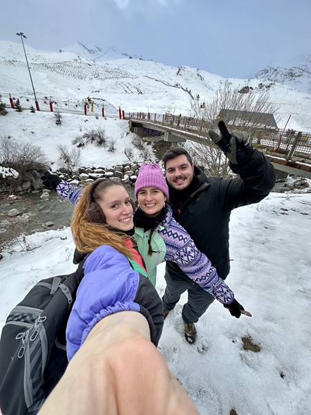 Grupo de tres personas en Formigal nevado 
