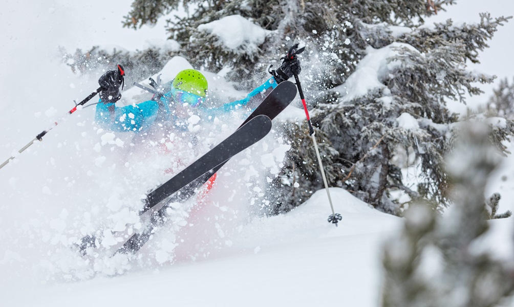 Esquiador cayendo en la nieve haciendo freeride 