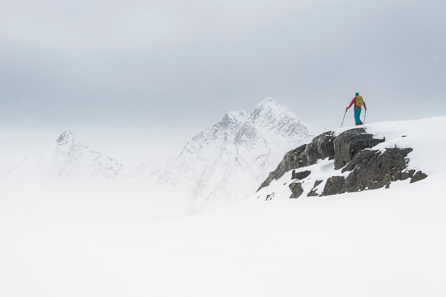 Hombre haciendo freeride en paisaje nublado 