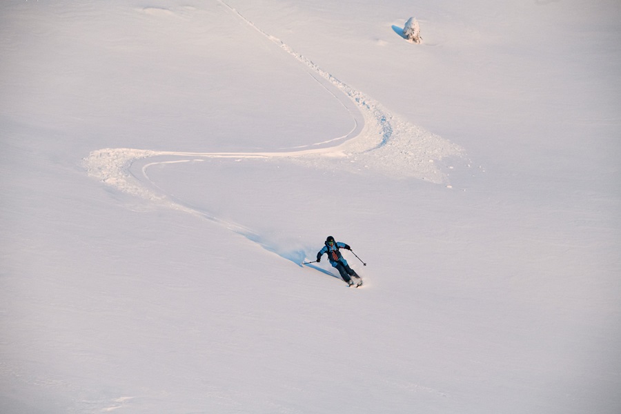 Hombre haciendo freeride en la nieva pura <br>