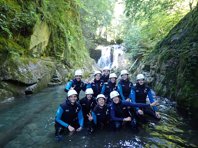 Equipo de trabajadores de Viajes Para Ti haciendo rafting