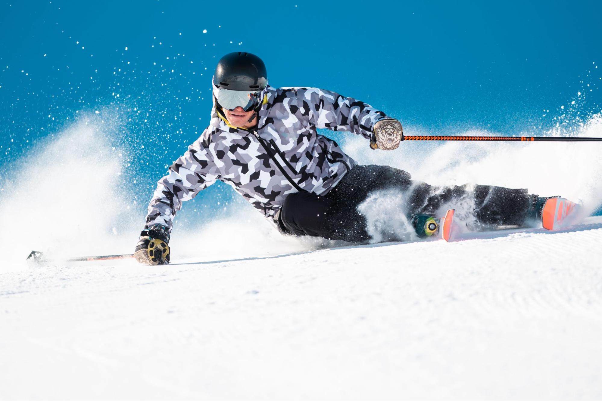 Hombre haciendo freeride en la nieve con esquís