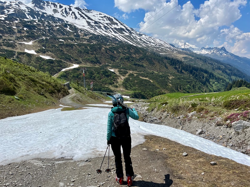 Montaña con poca nieve