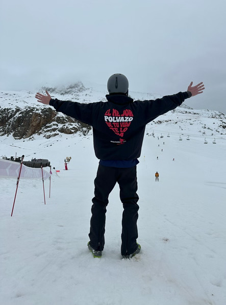 ¡Nuestro compi David, disfrutando de la nieve de Alpe d'Huez!